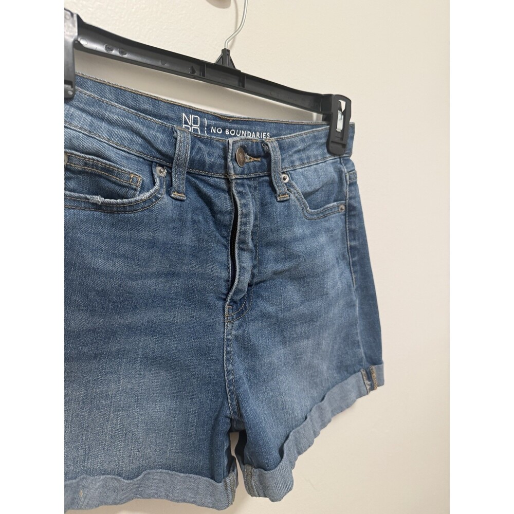 No Boundaries Women’s Xtra Small Size 5 Denim Shorts Cuffed Hem - Picture 2 of 5